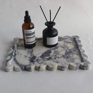 OUTIL MEILLEUR PLATEAU EN RÉSINE MODERNE FAIT À LA MAIN Plateau élégant arrondi jetable écologique pour le service et le style de la maison - Product Image 2