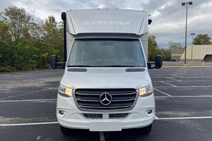 Sprinter 3500XD Sunseeker 2021 ~4 200 milles, camping-car de classe C, moteur turbodiesel V6, lit queen-size - Product Image 2