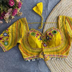 Blouse de mariée de créateur en soie italienne Blouse Saree rembourrée à broderie lourde avec style Latkan et dos ouvert - Product Image 4