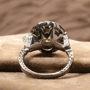 แหวนหมั้นผู้หญิงสไตล์อาร์ตเดคโคเจียระไนเพชรทรงกลมและบาแกตต์ - Product Image 3
