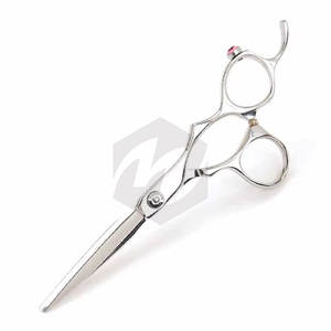 กรรไกรตัดผมคุณภาพสูง ใบมีดคมทนทาน ดีไซน์สวยงาม ระดับมืออาชีพ พร้อมที่พักนิ้ว - Product Image 4