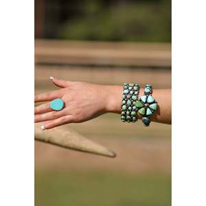Anillo Navajo Hecho a Mano con Turquesa Kingman y Plata de Ley, Joyería Cultural Coleccionable, Talla 6 - Product Image 1