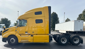 Camión Semi Remolque Usado Asequible, Limpio, con Camarote, 2022 2020 2021 2024, Camión Semi Remolque VOL_VO VNL64T760 USADO con Camarote - Product Image 4