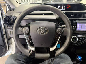 Voiture d'occasion de qualité et abordable, Toyota Prius c 2018, conduite à gauche - Product Image 2