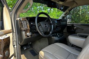 รถตู้แปลงโฉม GMC Savana G2500 Explorer ปี 2016 สภาพใช้งานมาแล้ว ระยะทาง 28100 ไมล์ เครื่องยนต์ V8 แปลงโฉมเป็นรถตู้หรู ผู้ใช้รถจากภาคใต้ - Product Image 4