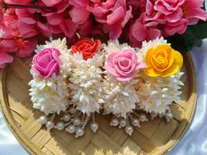 Gajra en mousse florale avec pompon de perles, pour Haldi/Mehendi, mariage, bracelet floral pour main/poignet, Dholki, cadeau de Nikah - Product Image 6