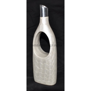 Ensemble de vases en métal de dernière conception dans des couleurs noires et dorées élégantes avec une forme cylindrique élégante et une finition moderne pour la décoration intérieure - Product Image 2