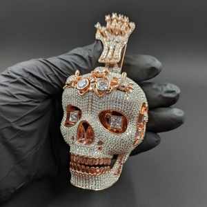 Colgante de Cabeza de Calavera con Diamante Redondo de Moissanita, Chapado en Oro Rosa, Joyería Hip Hop Rap, Plata 925, Colgantes y Dijes de Joyería Fina - Product Image 1