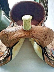 Silla occidental de carreras de barril de cuero genuino tallada a mano Color natural con tachuelas plateadas Silla de montar de cuero crudo - Product Image 6