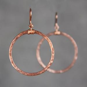 Pendientes de Cobre Martillado Hechos a Mano: Aros Colgantes Ligeros - Product Image 3