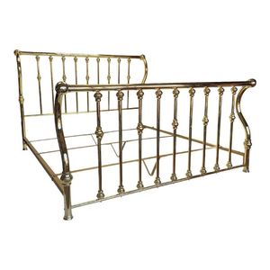 Cama tradicional de latón con detalles tallados para un dormitorio de estilo real, artesanía en metal duradero, elegancia clásica. - Product Image 4