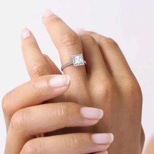 Bague de fiançailles et de promesse en or blanc massif 14 carats sur mesure de 7mm, taille princesse, diamant cultivé en laboratoire, délicate pour les occasions cadeaux - Product Image 5