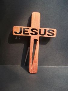 Petit panneau religieux en bois avec motifs croisés cadeau de type pin peint à la main - Product Image 5