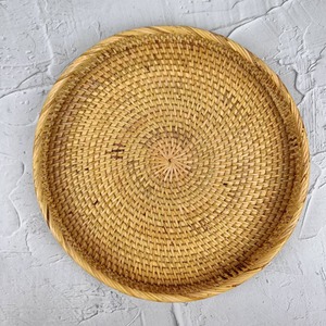 Plateau décoratif en coquillages en rotin tressé à la main, cadeau de Noël, vaisselle artisanale pour un style d'intérieur chic - Product Image 5