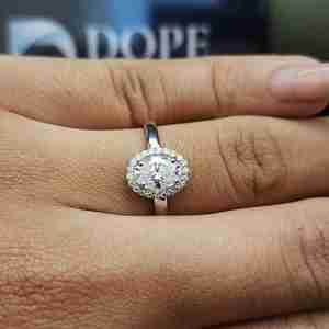 Impresionante Anillo de Compromiso de Moissanita con Corte Ovalado y Certificación IGI, Engaste Pavé en Plata de Ley 925 para Toda Ocasión - Product Image 6