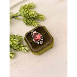 Anillo Ajustable Johnny Dixon con Elegante Dalia Rosa y Engaste de Plata de Ley, Regalo Ideal - Product Image 3