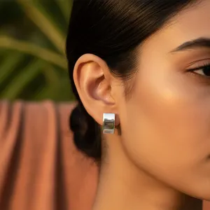 Boucles d'oreilles clous géométriques en diamant serties de rhodium pour femme, tendance soirée et mode - Product Image 1
