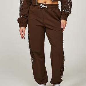 Nuevo Conjunto Deportivo Corto Marrón con Logotipo Bordado Personalizado para Mujer, Transpirable, Estilo Urbano, para Actividades al Aire Libre - Product Image 3