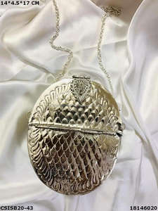 Pochette en métal gravée à la main en laiton pour filles à l'occasion de mariage et de fête à bas prix BY LUXURY BRAFTS - Product Image 5