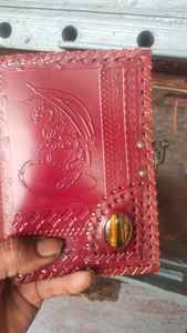 Diario de cuero en relieve Majestic Dragon de ágata hecho a medida con elegantes detalles en piedra. Ideal para regalar y uso personal - Product Image 2