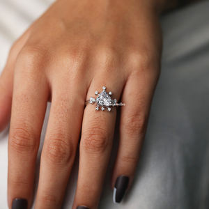 Anillo de compromiso de piedra de racimo redondo de diamante cultivado en laboratorio con corte de corazón, lujoso anillo de compromiso de oro sólido de 14K para mujer - Product Image 5