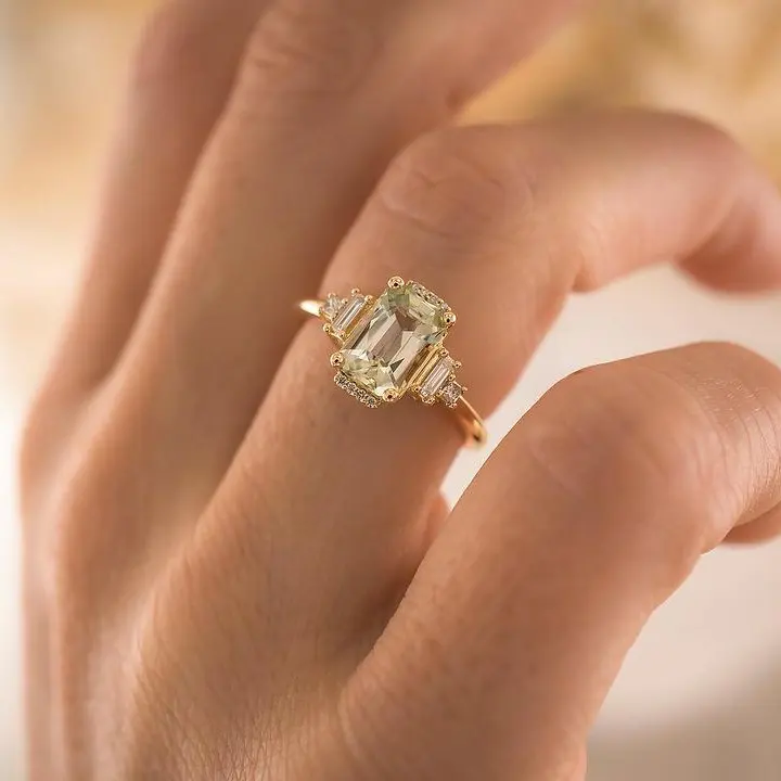 मिंट ग्रीन एराल्ड कट मोइससानाइट हीरे की सगाई 14k पीले सोने की अंगूठी के साथ 14k पीले सोना