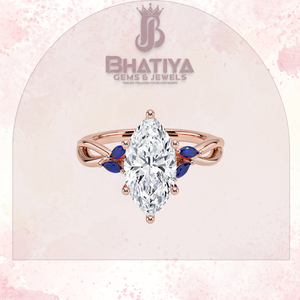 Bague de fiançailles à trois pierres avec centre de diamant et accents de saphir en diamant de laboratoire certifié original en or 14 carats - Product Image 3