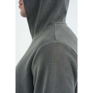 เสื้อสเวตเชิ้ตผ้าฟลีซโพลีเอสเตอร์สีเทาเข้มสำหรับผู้ชาย Air Jones - สวมใส่สบาย ลำลอง และทนทานสำหรับฤดูหนาว - Product Image 4