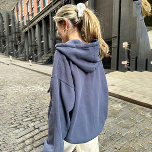 Sudadera con capucha informal con cremallera para mujer OEM con impresión de logotipo de material transpirable de ajuste personalizado y marca de etiqueta privada - Product Image 3