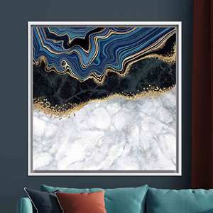 Toile imprimée élégante encadrée de cadres dorés : Art abstrait marbré bleu, toile encadrée blanche - Product Image 1
