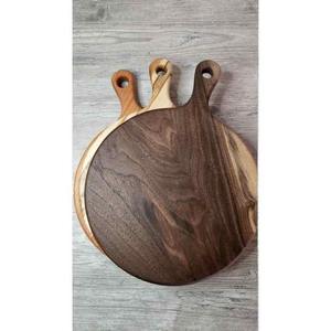 Planche à découper en bois naturelle et écologique fabriquée à la main personnalisée pour servir du fromage et couper des légumes en forme ronde - Product Image 6