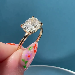 Bague en or jaune avec diamant de laboratoire certifié IGI de 3,00 carats, taille coussin allongée, orientation est-ouest - Product Image 3