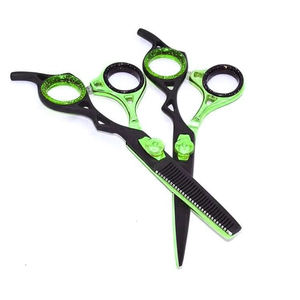 Tijeras de corte de pelo ligeras de servicio OEM y ODM para trabajo de salón Tijeras de pelo personalizadas profesionales con diseño de reposapiés - Product Image 1