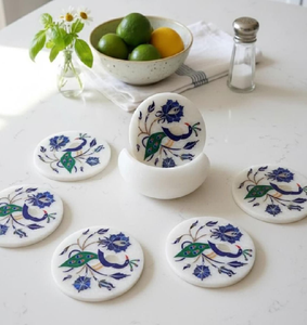Exquisitos posavasos de mármol con incrustaciones artísticas de pavo real en azul y verde vibrantes. Disponible a precios de mayoreo. - Product Image 1
