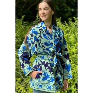 Veste courte bohème en coton matelassé brodé Suzani, fabrication artisanale, vente en gros, pour femmes, bleu vert, motif floral, kimono, automne - Product Image 1