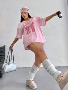Jersey de fútbol americano de malla rosa claro para mujer, camiseta de gran tamaño con cuello en V y estampado de manga corta, ropa de calle de verano, camiseta universitaria - Product Image 4