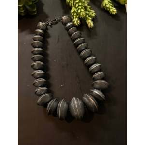 Collier en argent sterling fait main avec perles de différentes tailles par Michelle Jameson, accessoire élégant et luxueux - Product Image 1