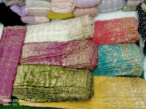 ผ้าไหมซีเควนซ์งานฝีมือระดับพรีเมียม เหมาะสำหรับตัดเย็บเสื้อผ้าและชุดเดรสสำหรับผู้หญิงจากอินเดีย - Product Image 3