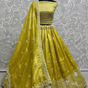 นักออกแบบ lehenga choli กับเลื่อมและงาน zari - Product Image 1