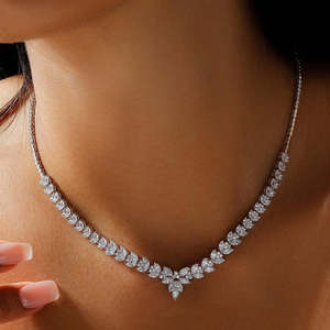 Conjunto de Joyería Fina de Lujo Hallmark - Collar con Diseño de Hojas Plateadas y Baño de Oro con Perla en Forma de Oso como Piedra Principal para Regalo de Boda - Product Image 1