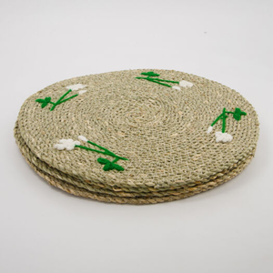 แผ่นรองจานสานมือจากหญ้าทะเลธรรมชาติ น้ำหนักเบา สไตล์โบฮีเมียน ลายดอกไม้ สำหรับตกแต่งโต๊ะงานเลี้ยง ของขวัญขึ้นบ้านใหม่ ผลิตในเวียดนาม - Product Image 1