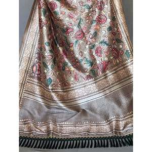 Sari Clásico de Seda Estampado Kalamkari Beige con Blusa para Vestimenta Profesional que Irradia Elegancia y Encanto - Product Image 1