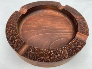 Cenicero de madera de forma redonda para uso en mesa Ideal para soportes de cigarrillos y configuración de decoración de barra de hogar - Product Image 2