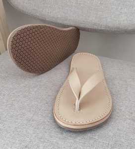 Tongs noires et brunes faites à la main en cuir véritable pour femmes Pantoufles Design plat moderne par MS Handicraft - Product Image 1