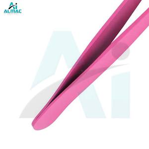 คีมหนีบช่างตัดผมสีชมพูระดับพรีเมียมพร้อมปลายเอียงสำหรับการแต่งคิ้วและการตัดแต่งขนทำจากเหล็กเกรดผ่าตัด - Product Image 6