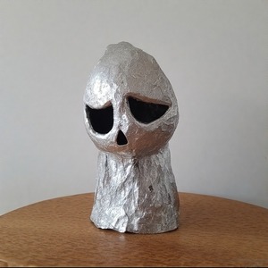 Bol en toile d'araignée fabriqué en aluminium d'aspect antique, conçu pour les centres de table effrayants ou les décors d'Halloween fonctionnels dans les cuisines - Product Image 5