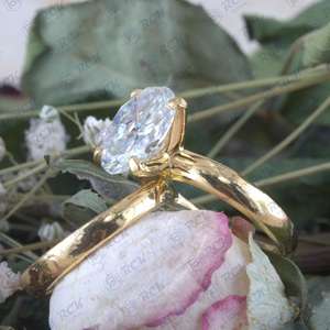 ชุดเครื่องประดับงานหมั้นสีเหลืองทอง10KT 2.25 tcw แหวนเพชรโมอิสเจียระไนรูปวงรีและการตั้งค่ากรงเล็บของเจ้าสาวสำหรับผู้หญิง - Product Image 3