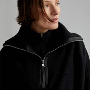 Veste Sherpa confortable pour femmes avec fermeture à demi-zip et col haut parfaite pour le confort par temps froid - Product Image 4