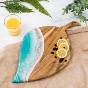 Planche à découper en résine et en bois de style rustique artisanal, idéale pour les cuisines de campagne et les accessoires de salle à manger. - Product Image 1