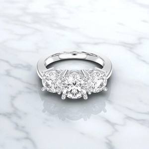 Anillo de compromiso de diamante de moissanita de 1,10 quilates de corte redondo de quilates, Juego de 3 puntas de piedra en platino para mujer - Product Image 2